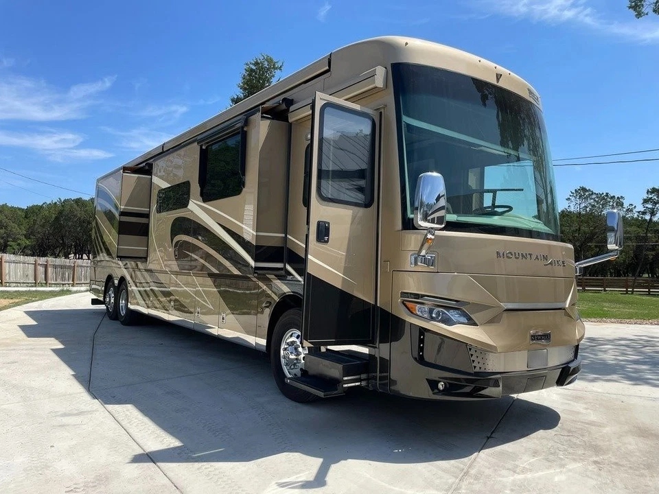 2020 Newmar Mountain Aire 4543 Class A - Image 4