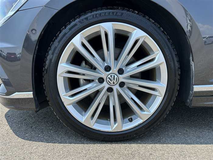 2019 Volkswagen Passat - Image 23