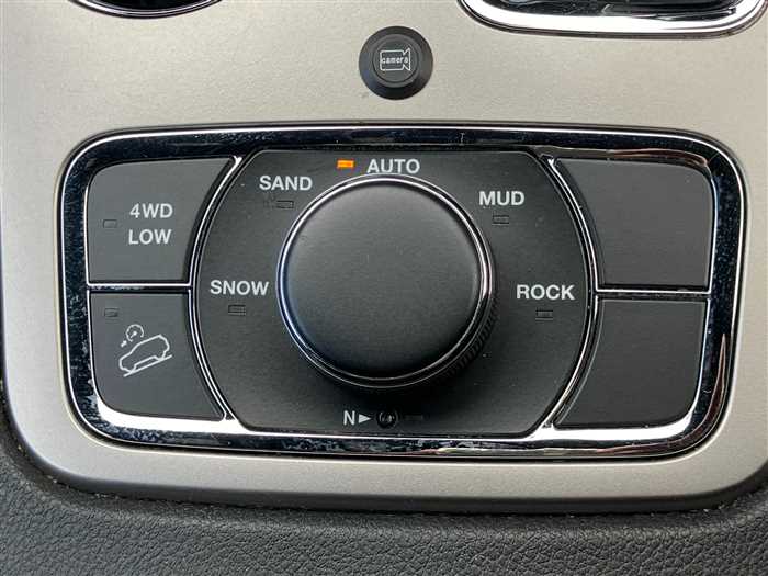 2020 Jeep Grand Cherokee - Image 17
