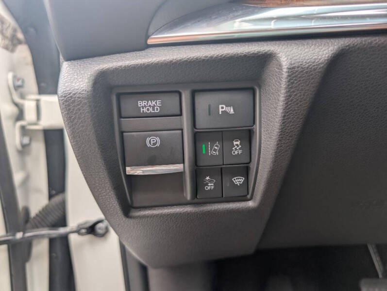 2017 Acura MDX SH-AWD - Image 16