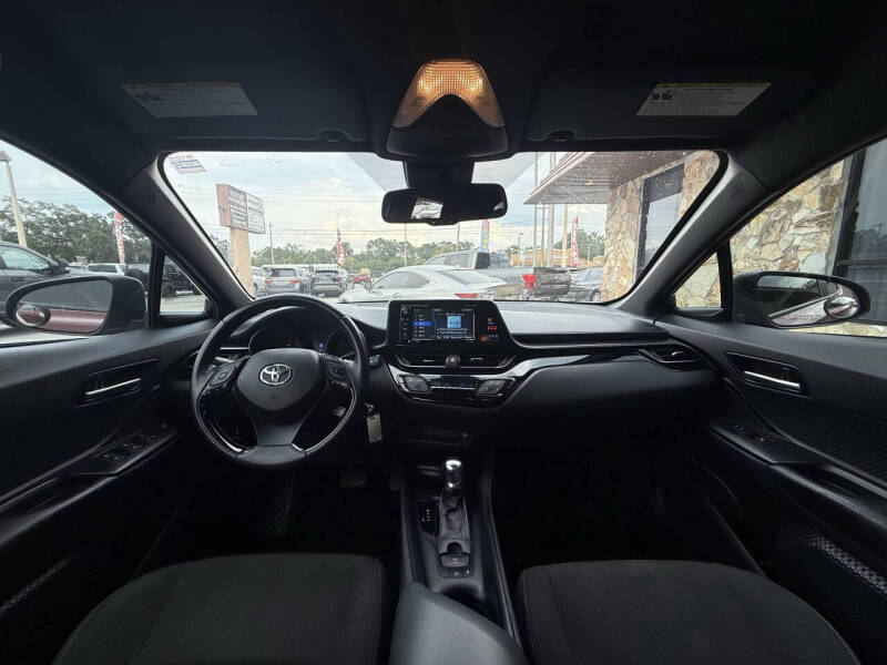 2018 Toyota C-HR XLE - Image 15