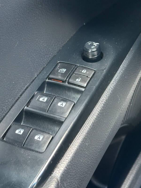 2018 Toyota Camry SE SE 4dr - Image 19