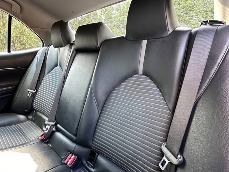 2018 Toyota Camry SE SE 4dr - Image 31
