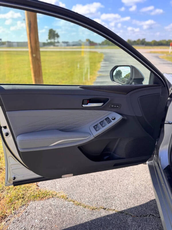 2019 Toyota Avalon Hybrid Limited - Image 15