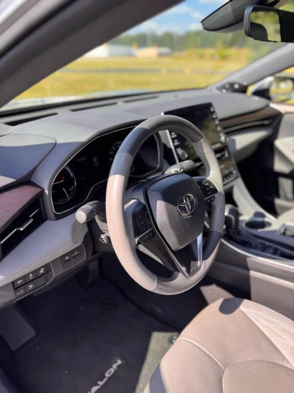 2019 Toyota Avalon Hybrid Limited - Image 16