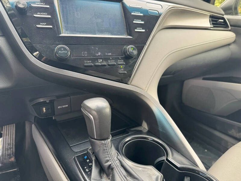 2019 Toyota Camry SE - Image 16