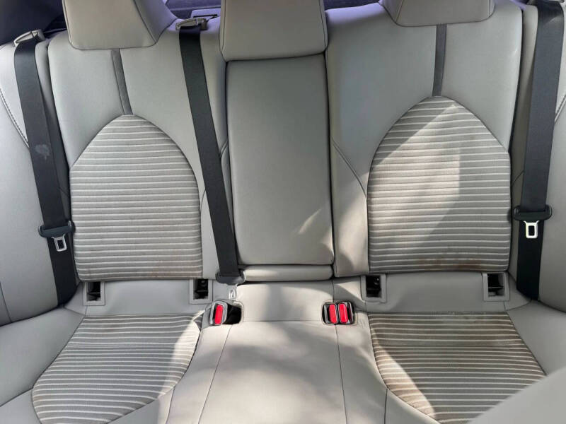 2019 Toyota Camry SE - Image 18