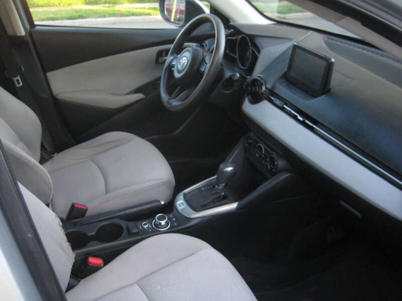 2019 Toyota Yaris L L 4dr Sedan 6A - Image 11