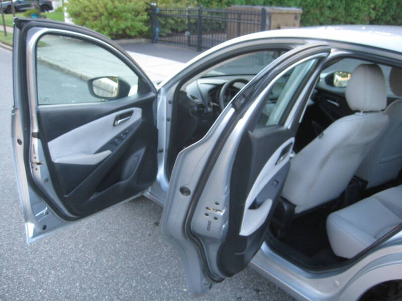 2019 Toyota Yaris L L 4dr Sedan 6A - Image 12