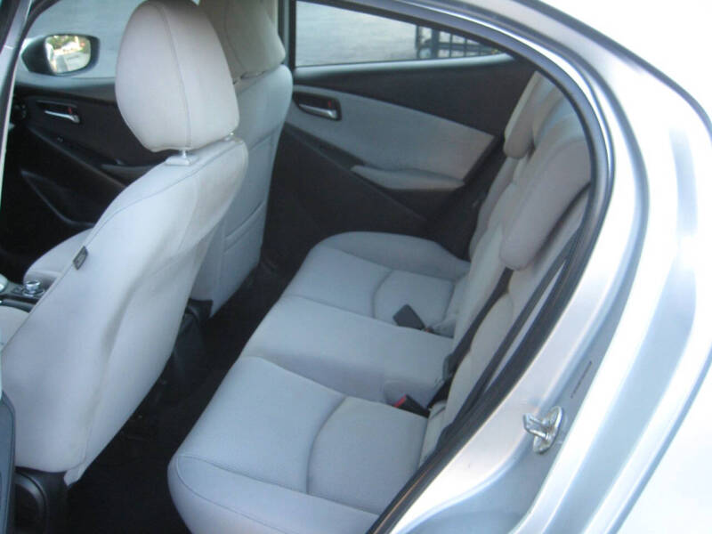 2019 Toyota Yaris L L 4dr Sedan 6A - Image 13