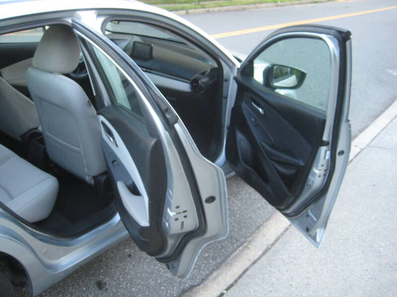 2019 Toyota Yaris L L 4dr Sedan 6A - Image 9