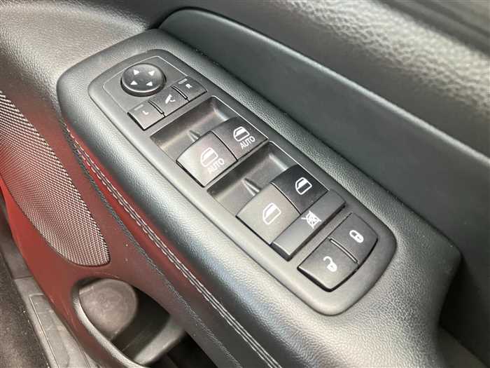 2020 Jeep Grand Cherokee - Image 8