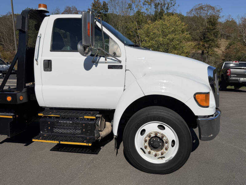 2013 Ford F-750 Super Duty Regular Cab Rollback - Image 14
