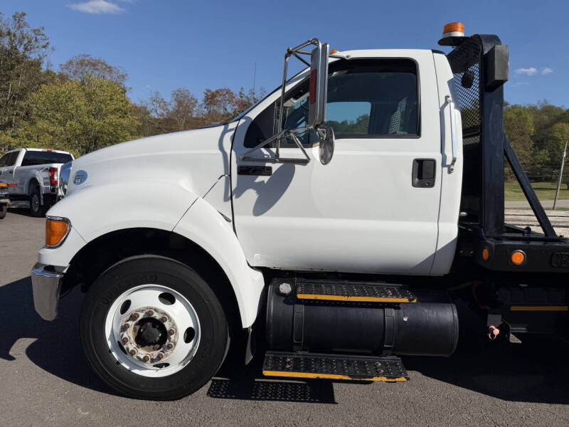 2013 Ford F-750 Super Duty Regular Cab Rollback - Image 18