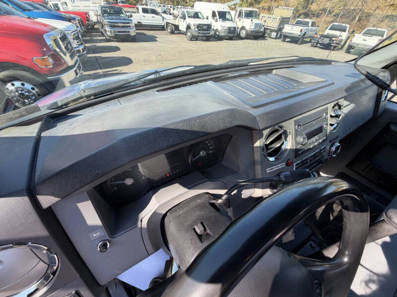 2013 Ford F-750 Super Duty Regular Cab Rollback - Image 27