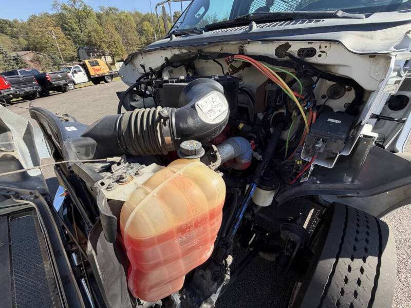 2013 Ford F-750 Super Duty Regular Cab Rollback - Image 31