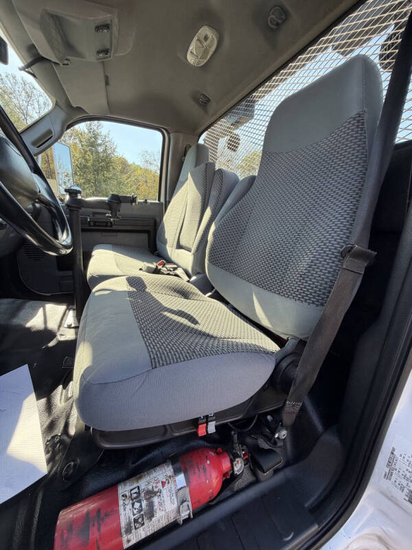 2013 Ford F-750 Super Duty Regular Cab Rollback - Image 33