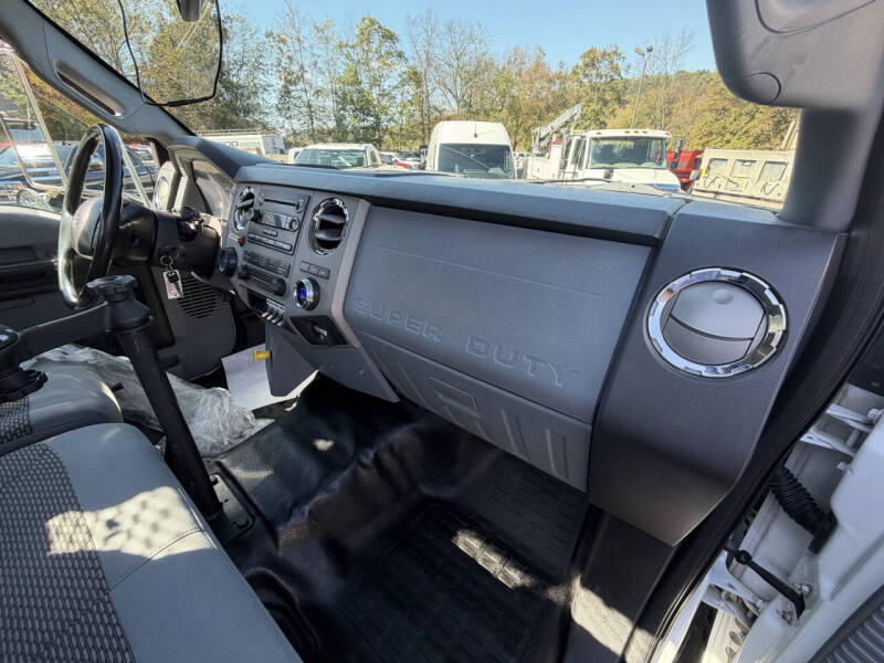 2013 Ford F-750 Super Duty Regular Cab Rollback - Image 38