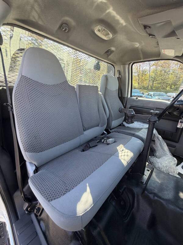 2013 Ford F-750 Super Duty Regular Cab Rollback - Image 39