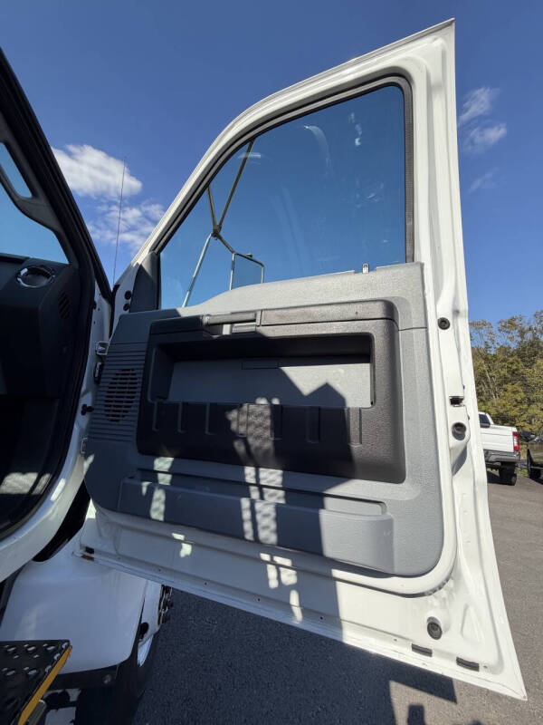 2013 Ford F-750 Super Duty Regular Cab Rollback - Image 41