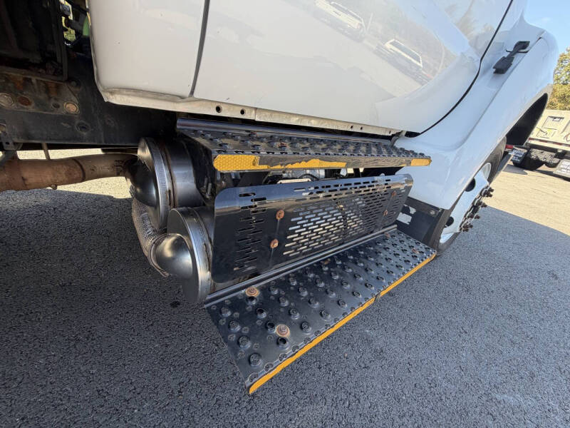 2013 Ford F-750 Super Duty Regular Cab Rollback - Image 42