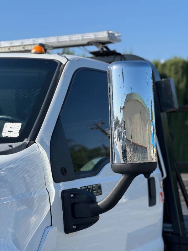 2015 Ford F-750 Super Duty 4X2 2dr Regular Cab 146-281 in. WB - Image 4