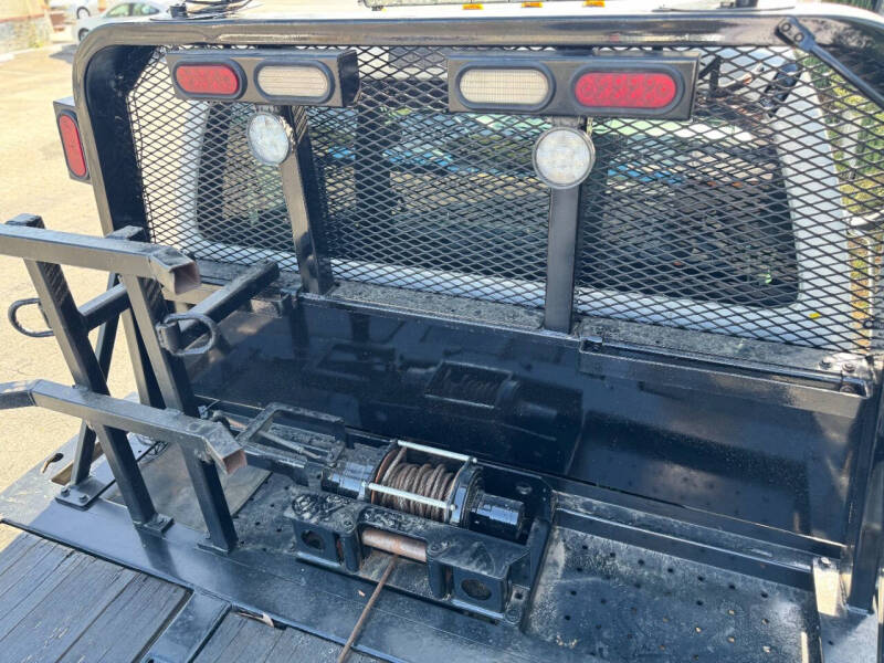 2015 Ford F-750 Super Duty 4X2 2dr Regular Cab 146-281 in. WB - Image 32