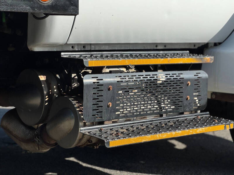 2015 Ford F-750 Super Duty 4X2 2dr Regular Cab 146-281 in. WB - Image 8
