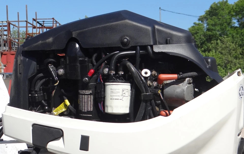 2009 BRP Evinrude 115 HP ETEC E-TEC 2-Stroke 25 Outboard Motor - Image 9
