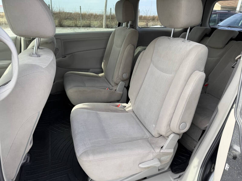2017 Nissan Quest SV - Image 16
