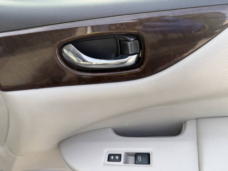 2017 Nissan Quest SV - Image 19