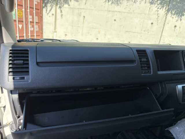 Toyota Hiace Commuter 2025 - Image 15