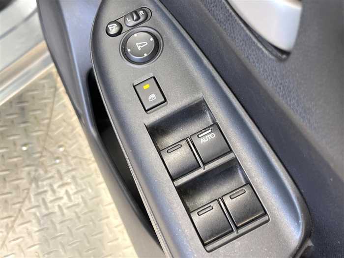 2015 Honda Fit 13G F Package - Image 30