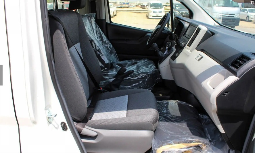 2023 Toyota Hiace 2.8L GL High Roof / TOIT HAUT - Image 3
