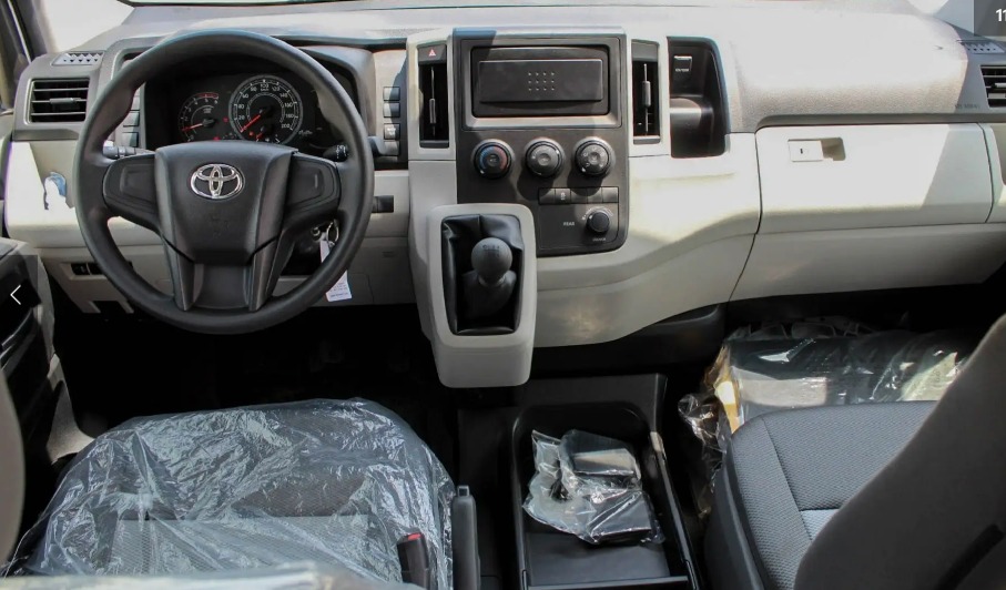 2023 Toyota Hiace 2.8L GL High Roof / TOIT HAUT - Image 11
